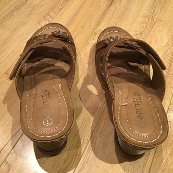 Tan sandals - Picture 3 of 4